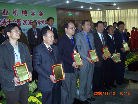 王智才等8人获“中国农业机械学会农业机械发展贡献奖”