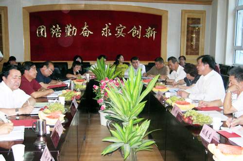 宗锦耀强调坚持走新疆特色农机化发展道路