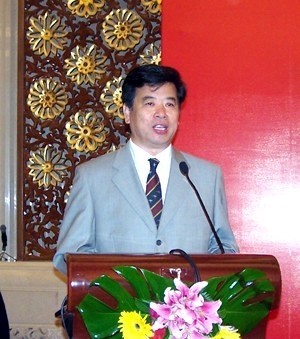 福田重工党委书记、董事长王金富代表十大功勋、十大杰出人物发言