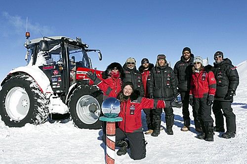 荷兰女探险家驾拖拉机抵达南极点
