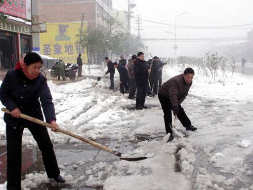 暴雪过后民权县农机局组织党员干部走上街头清扫冰雪(图)
