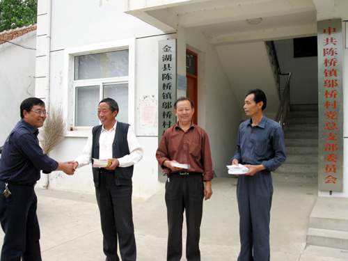 江苏金湖县农机局走访联系点，促进“平安农机”创建工作(图)