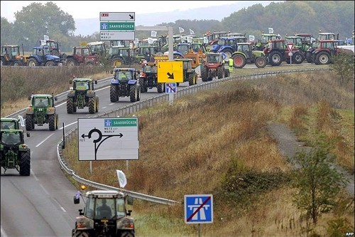 法国农民驾拖拉机抗议环保法规