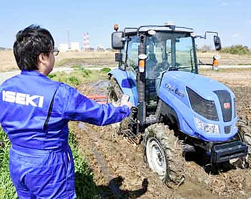 日本福岛进行无人驾驶拖拉机耕田试验