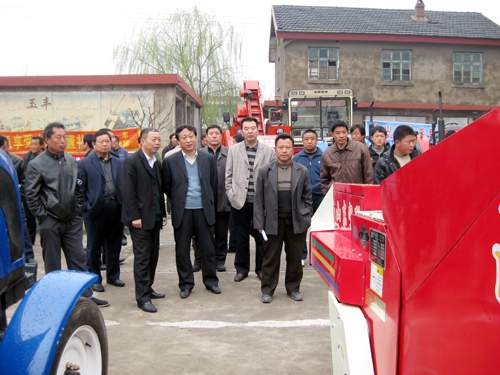 东平县举办2009年农机购置补贴合同签订活动(图)