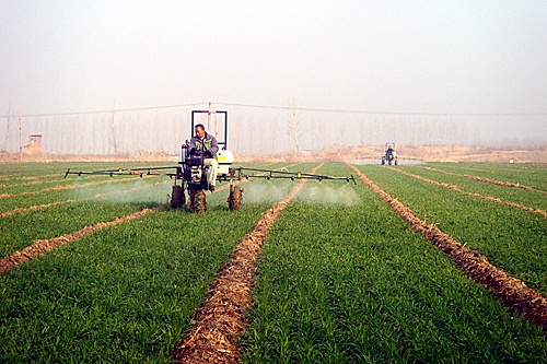 高青县为60余万亩越冬小麦开展机械化“冬防”