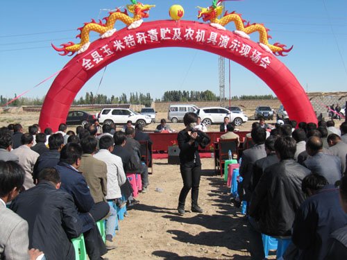 高台县举办玉米秸秆青贮及农机具演示现场会