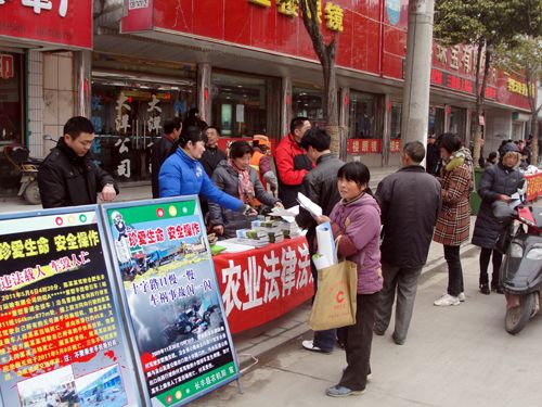 长丰县农机局积极开展3.15消费者权益日宣传活动(图)