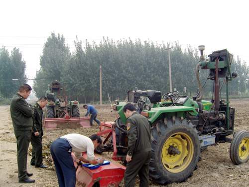 张店区认真开展农民满意农机产品调查活动(图)