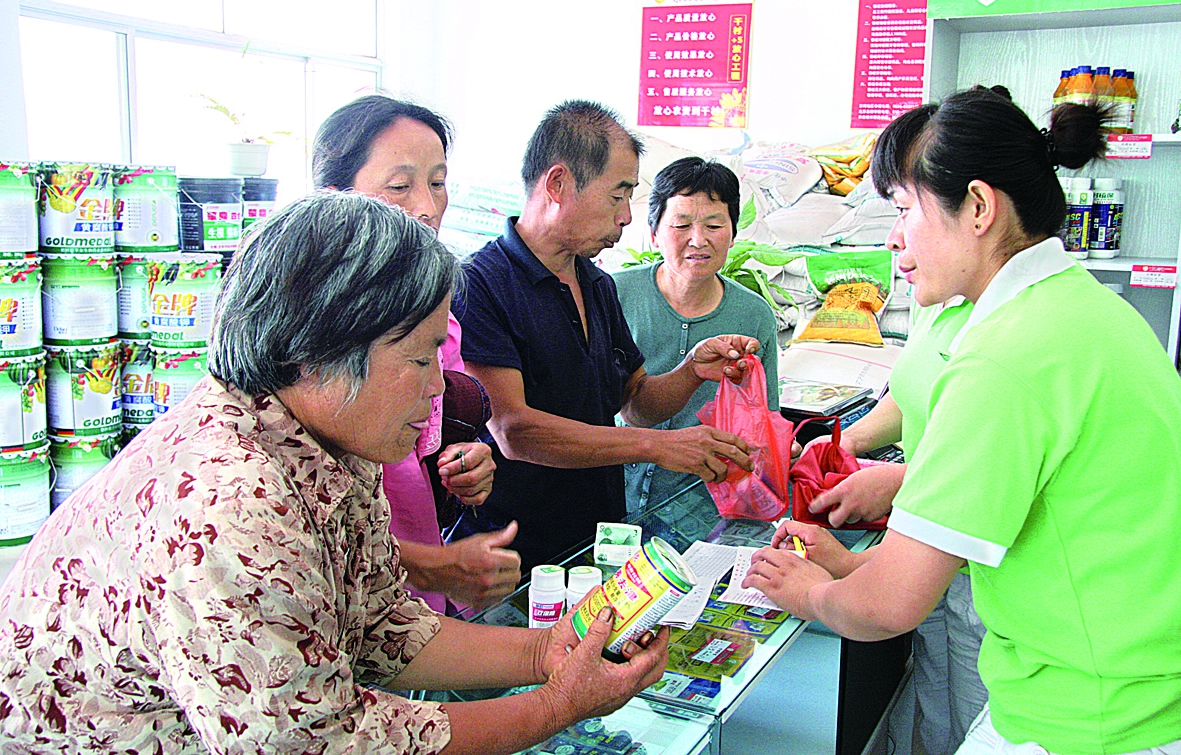 千村专卖店向农民推广“千村红”农药产品