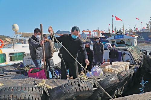 浙江温岭：首批渔船顺利出海生产