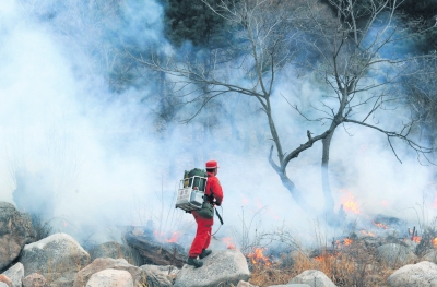 秦皇岛“4·12”森林大火仍在紧张扑救