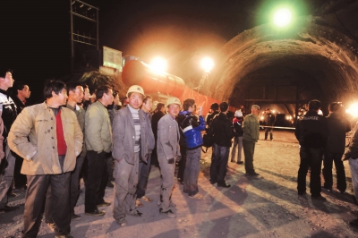 甘肃山丹一施工隧道坍塌 12人被困