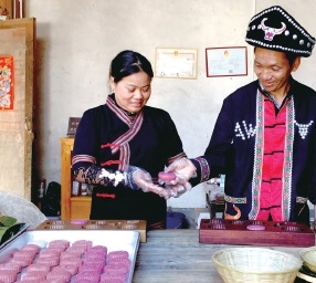 在佤族村落制作大米粑粑