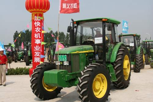 北京农民喜领补贴机具