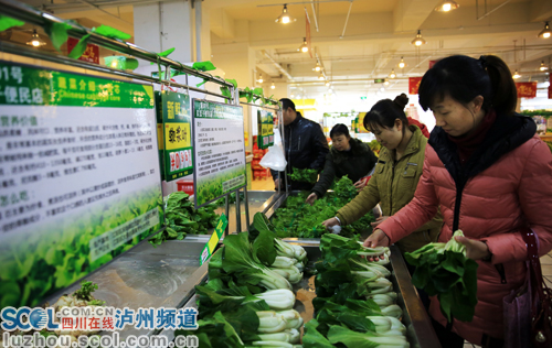 任彬在四川省泸州城区开设的蔬菜便民店生意火红