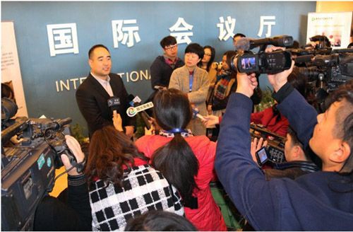 香榧在华东林交所挂牌，骆冠军接受媒体采访。