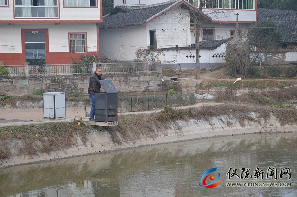 赵登华正在喂鱼