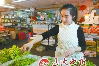 辽宁丹东90后美女放弃公务员面试创业当菜贩
