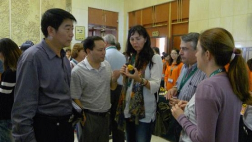 罗田县林业局长郭小双(左一)在第五届国际柿学术研讨会(10月21日武汉)上推介罗田甜杮。