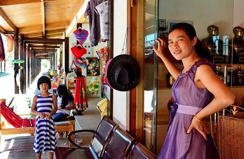 8月7日，古田镇青年农民赖淑芳在新建的游客购物街商铺前迎候顾客