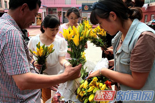 闫锋的百合花吸引了不少市民前来购买。