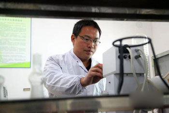 “草根博士”刘峙鑫在实验室里工作