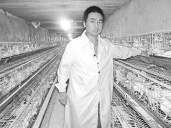 河南鲁山县：研究生地下养鸡 能赚钱不误学习