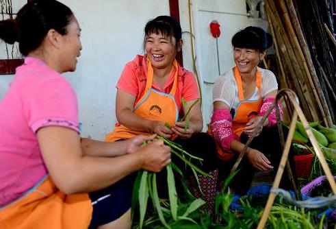 8月7日，古田镇五龙村妇女在农家乐饭庄为游客准备蔬菜