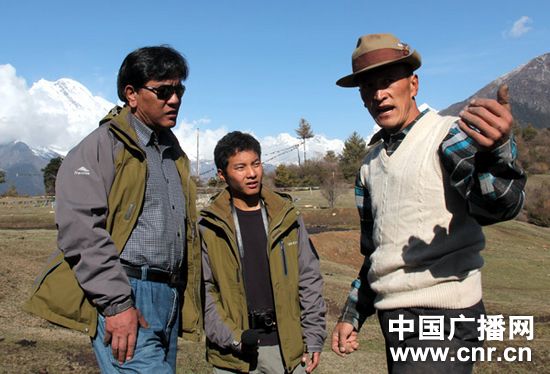 中央台“走基层看西藏”日喀则西部及阿里地区报道组领队、藏语频率副总监索多（左）采访西藏自治区外事办公室驻吉隆县乃村工作队队长刘树森。 记者李洪涛 摄