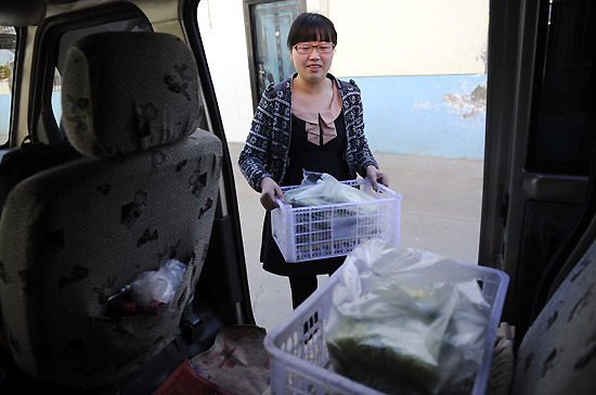4月26日，马秉蓉把整理好的芽菜装车。