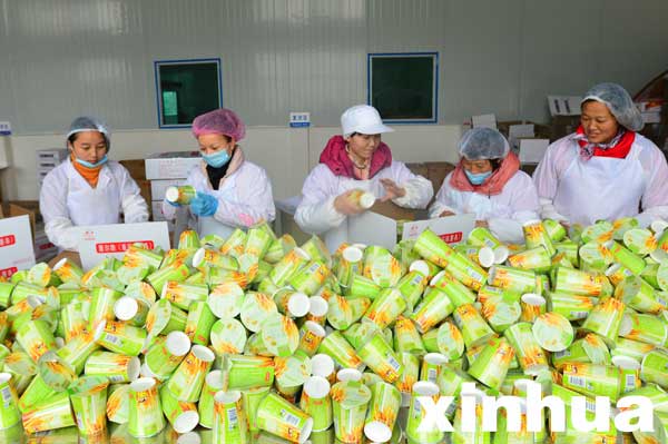 3月3日，工人在湖北仕外田源生态农业有限公司生产车间工作。