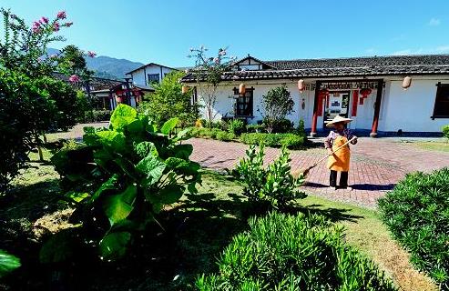 富裕起来的古田镇五龙村村民建起了花园式农家庭院（8月7日摄）
